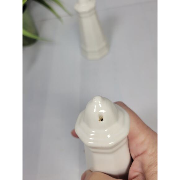 Vintage Pfaltzgraff Heritage White Salt and Pepper Shaker Set, Made in USA - Picture 3 of 5